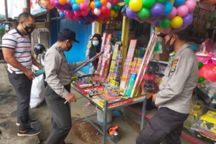 Jelang Tahun Baru, Polisi Razia Pedagang Petasan dan Kembang Api di Makassar