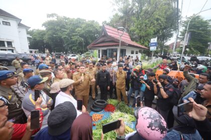 Temui Pendemo Pasar Pabaeng-baeng, Munafri Tegaskan Penertiban Bukan Penggusuran