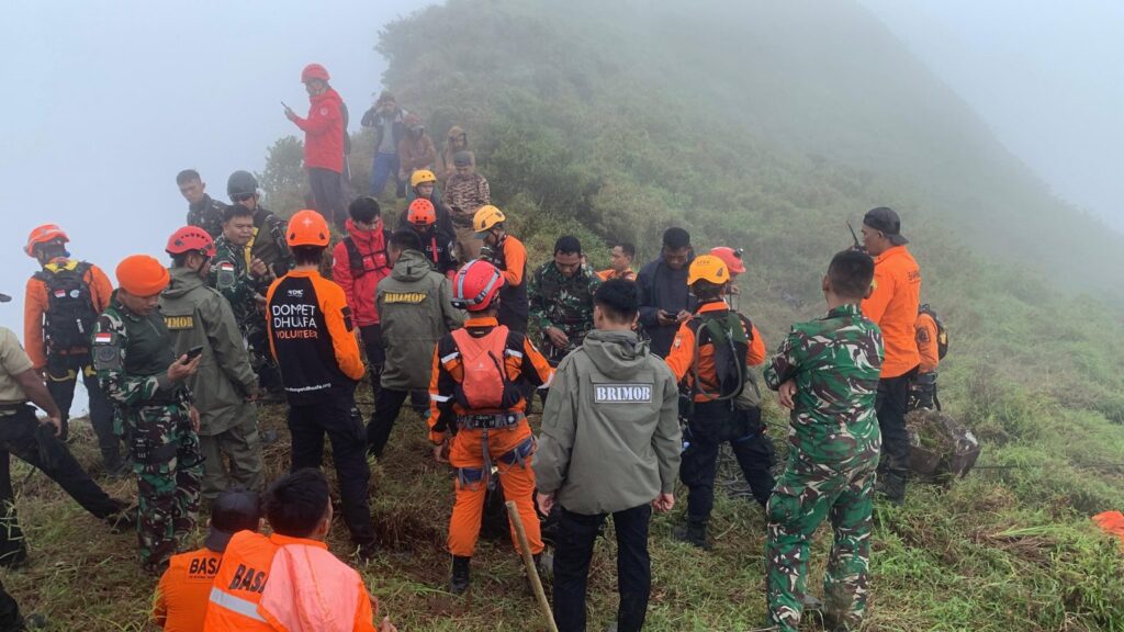 Satu Korban Pesawat ATR 42-500 Ditemukan di Lereng Gunung Bulusaraung