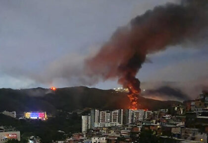 Suasana setelah ledakan dan pesawat terbang rendah saat serangan udara yang diduga dari Amerika Serikat di Caracas, Venezuela, Sabtu (3/1/2026). Foto: Federico Parra/AFP