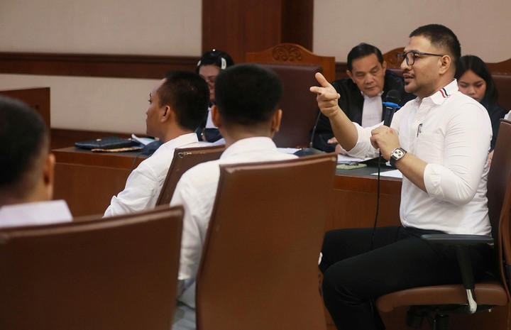 Penampilan Ammar Zoni di sidang peredaran narkoba: tenang sambil genggam tasbih