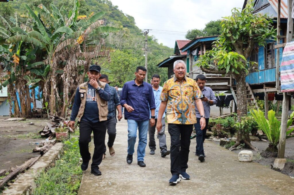 Bupati Pinrang Tinjau Jembatan Rusak