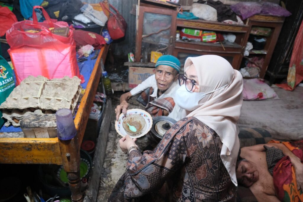 Bupati Gowa Turun Langsung Tangani Warga Miskin Ekstrem di Pallangga, Tak Kuasa Tahan Haru