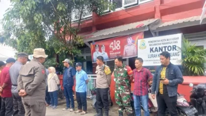 pihak Kecamatan Panakkukang, bersama unsur terkait melakukan penertiban bangunan liar di Jalan Saripa, Kelurahan Karampuang.
