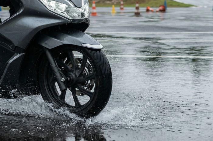 Menguasai Rem di Musim Hujan: Teknik Pengereman 60:40 untuk Motor Matic yang Aman