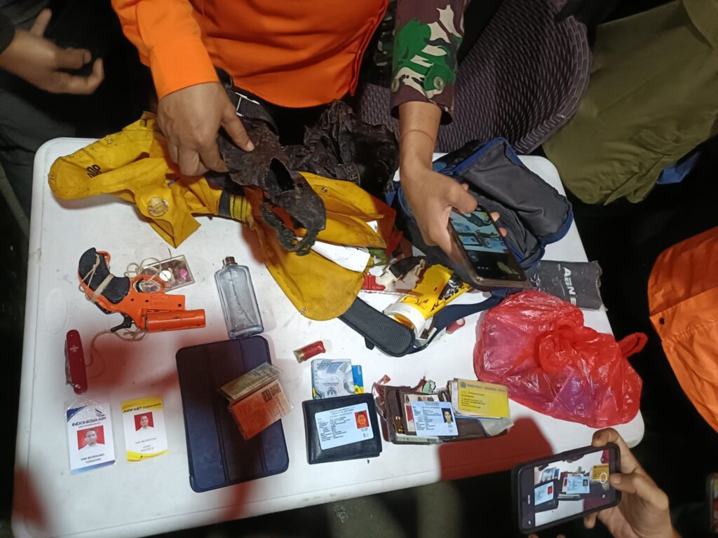 Tim SAR Temukan Dompet dan Id Card Korban Pesawat ATR 42-500 di Bulusaraung