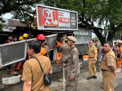 Camat Rappocini Muhammad Aminuddin pantau penertiban lapak PKL di Jalan Alauddin.