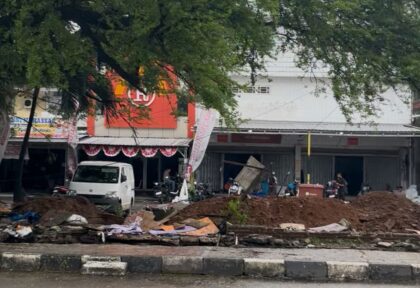 Lapak Pedagang Kaki Lima (PKL) di Jalan Alauddin Makassar yang telah dibongkar