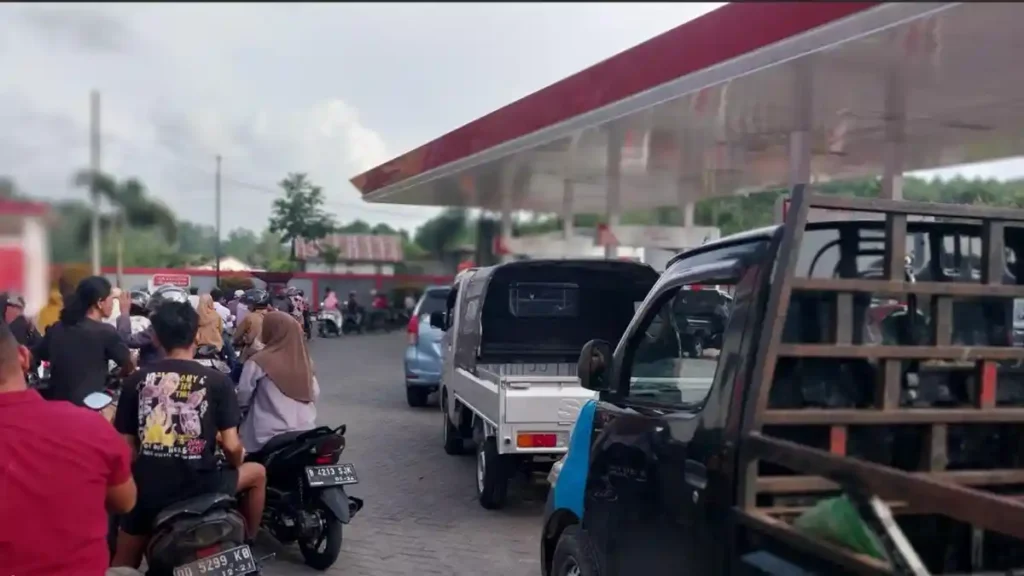 Antrean BBM di Bulukumba-Sinjai Mengular, Warga Rela Menginap di SPBU