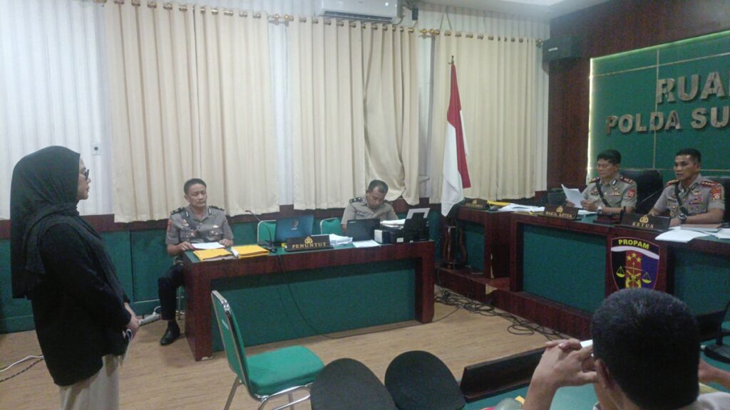 Istri Kasat Narkoba Polres Toraja Utara (Torut) AKP Arifan Efendi turut dihadirkan dalam sidang etik Polri di Mapolda Sulawesi Selatan (Sulsel), Kamis (5/32026) malam.