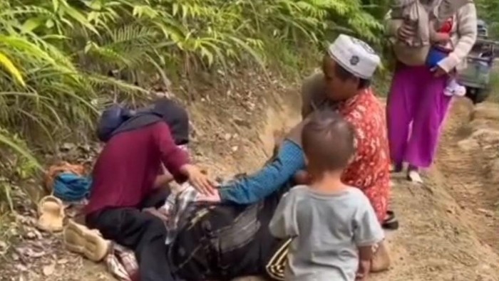Kisah Haru di Mamuju Sulbar, Ibu Melahirkan di Jalan dengan Alas Sarung