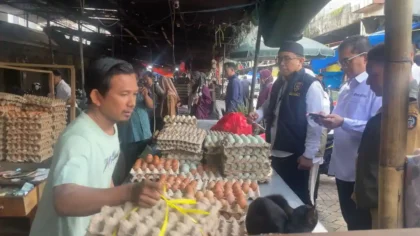 Pasar Terong Makassar Diserbu Pembeli, Harga Telur Naik Rp58 Ribu per Rak