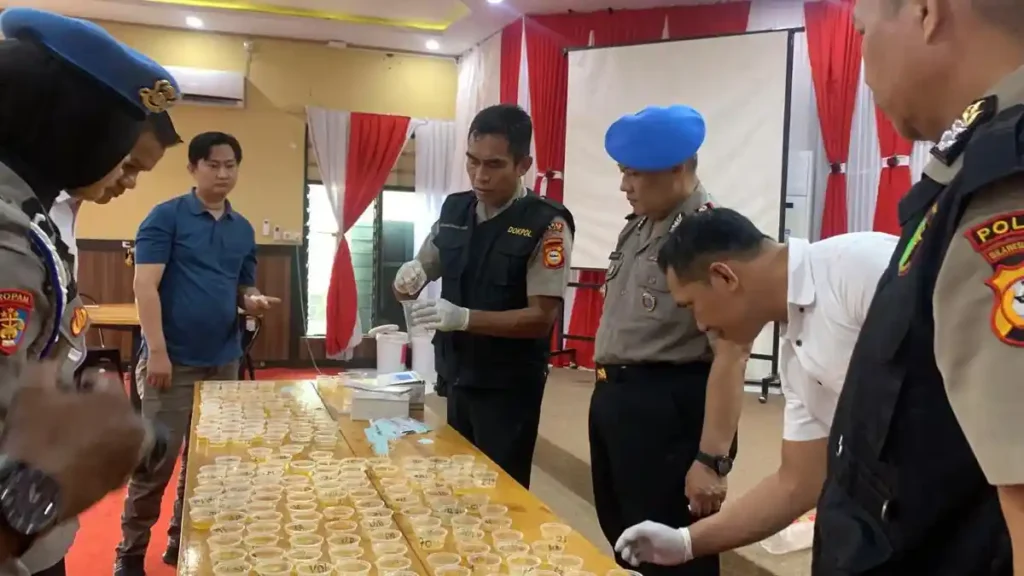Ratusan Polisi di Wajo Ikut Tes Urine Mendadak
