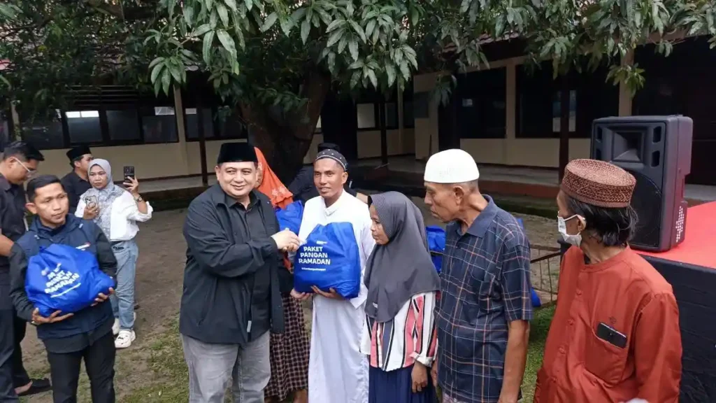 Wali-Kota-Makassar-Munafri-Arifuddin-membagikan-paket-sembako