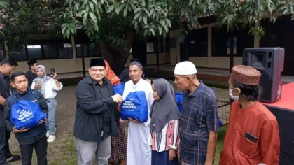 Wali-Kota-Makassar-Munafri-Arifuddin-membagikan-paket-sembako