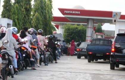 Krisis BBM? Antrean Panjang dan Perkelahian Warnai SPBU di Gowa