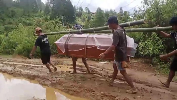 Miris! Jenazah Warga Toraja Ditandu 10 Km karena Jalan Rusak Parah