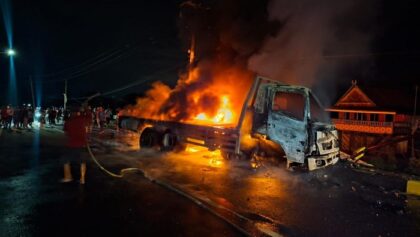 Truk Kontainer Tabrak Pembatas Jembatan lalu Terbakar di Maros