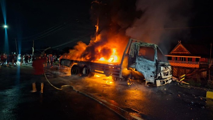 Truk Kontainer Tabrak Pembatas Jembatan lalu Terbakar di Maros