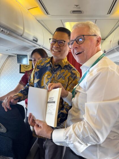 Disaksikan Keluarga dan Sahabat, Taruna Ikrar Launching Buku Revolusi Terapi Sel di Penerbangan Malaysia–Jakarta