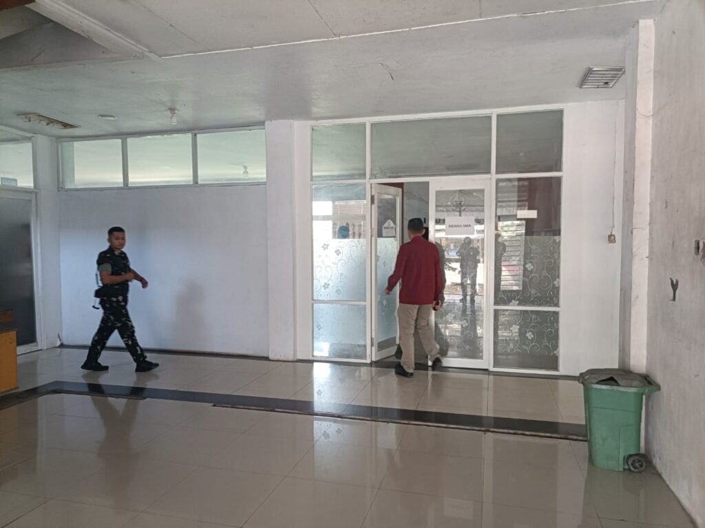 Penyidik Bidang Tindak Pidana Khusus Kejati Sulsel melakukan penggeledahan di ruang Bidang SMA Dinas Pendidikan Sulawesi Selatan, Rabu (17/6/2026), terkait penyidikan dugaan korupsi proyek pengadaan perpustakaan digital.