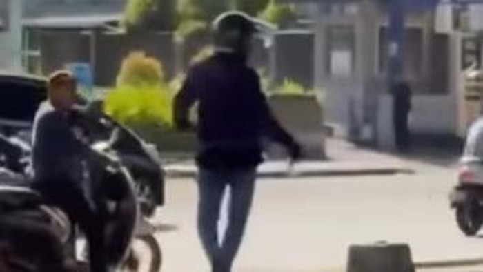 Pengendara Bawa Parang Datangi Pendemo di Makassar, Diduga Kesal Jalan Ditutup