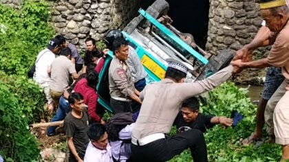 Petepete Bawa Pelajar di Soppeng Terjun ke Sungai Lacinge