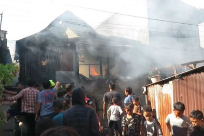 Lima rumah semi permanen di Jalan Pannampu, Kecamatan Tallo, Makassar, ludes terbakar diduga akibat korsleting listrik. Damkar mengerahkan 12 armada untuk memadamkan api. (Foto: iNews TV/Yoel Yusvin)