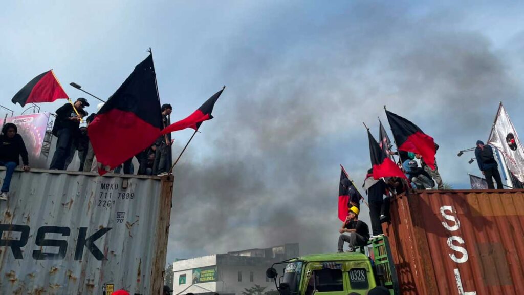 Komrad Selidiki Spanduk Misterius di Benteng Rotterdam, Diduga Dipasang OTK
