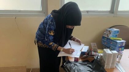 Momen staf Sekretariat DPRD Bone, Yuli Nofita Sari (29) saat bekerja. (dok. Istimewa)