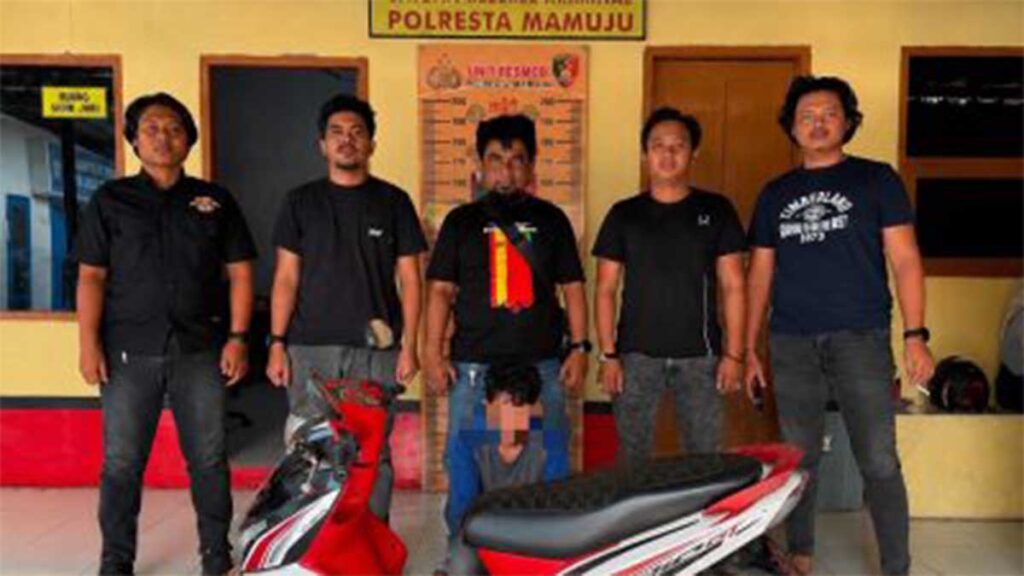 Tim Resmob bersama Unit Reaksi Cepat (URC) Satreskrim Polresta Mamuju, saat mengamankan pelaku kasus dugaan tindak pidana pencurian kendaraan bermotor (curanmor) yang terjadi di wilayah hukum Polresta Mamuju.