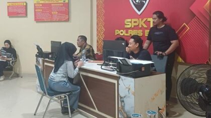 Staf Sekretariat DPRD yang juga PPPK paruh waktu bernama Yuli Nofita Sari (29) resmi melaporkan Ketua DPRD Bone Andi Tenri Walinonong ke polisi.