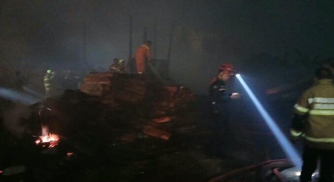 12 Armada Damkar Dikerahkan Padamkan Kebakaran di Manggala Makassar