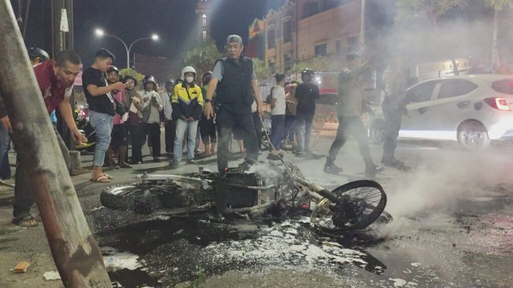 Motor Trail Dibakar Saat Bentrokan di Makassar Ternyata Hasil Begal, Polisi Buru Pelaku