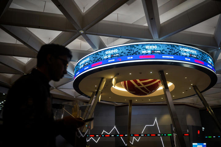 IHSG Dibuka Menguat, Rupiah Melemah Tipis