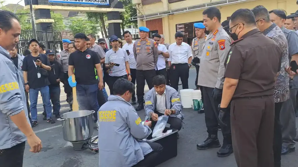 Polrestabes Makassar Musnahkan 14,9 Kg Narkotika Pakai Pembersi Lantai