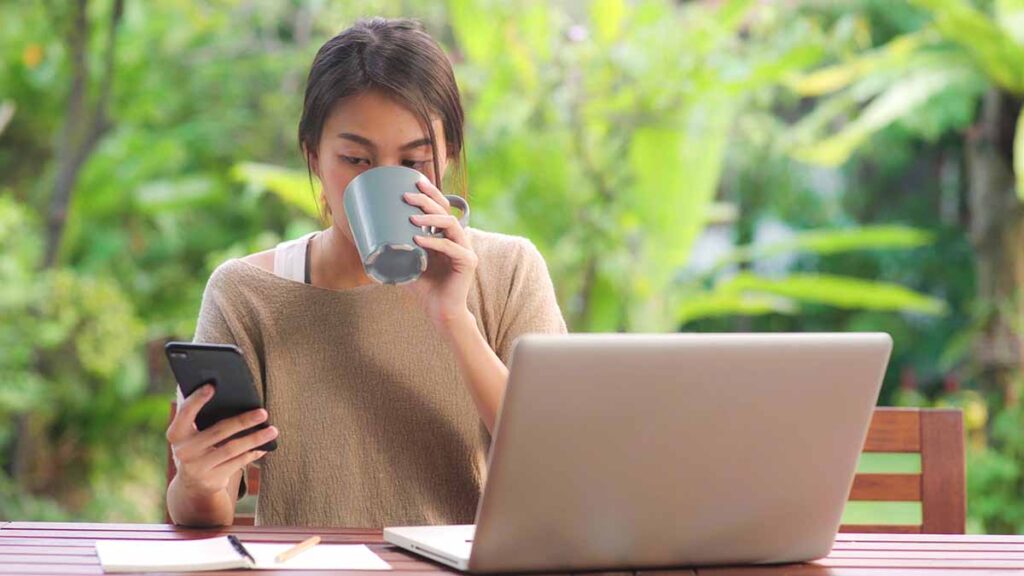 Tetap Waras di Era Serba Cepat: Seni Slow Down Saat Dunia Terlalu Gesit