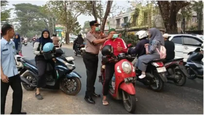 Kabut Asap Selimuti Gowa, Polisi Bagikan Masker ke Warga dan Pengendara